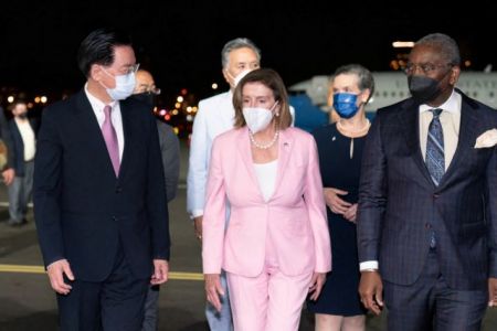 Στην Ταϊβάν η Νάνσι Πελόζι – Οργισμένη αντίδραση της Κίνας