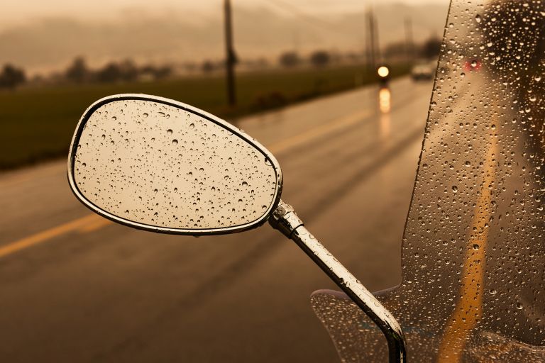 Οδήγηση μηχανής και βροχή:  Χρήσιμα tips από την Αττική Οδό (video) | tovima.gr