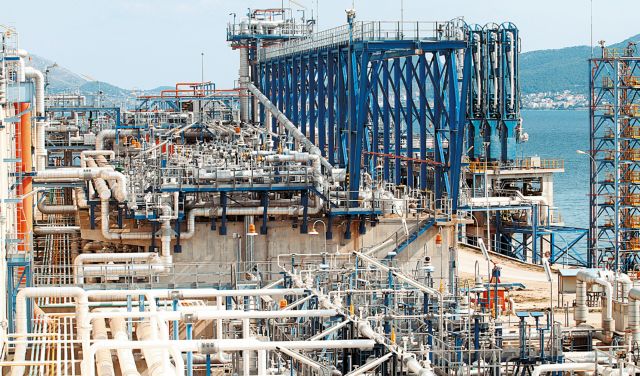 The floating LNG tank at Revythousa is ready to fill | tovima.gr