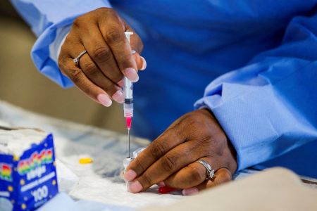 Άντονι Φάουτσι: Σπεύσατε για αναμνηστικές δόσεις του εμβολίου για τον κορωνοϊό