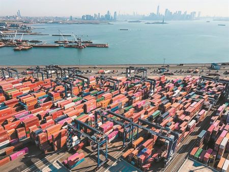 «Πνίγουν» τα λιμάνια τα άδεια κοντέινερ