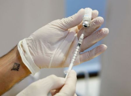 Βασιλακόπουλος: Ετοιμάζονται εμβόλια σε μορφή σπρέι που θα εμποδίζουν τη μετάδοση του κορωνοϊού