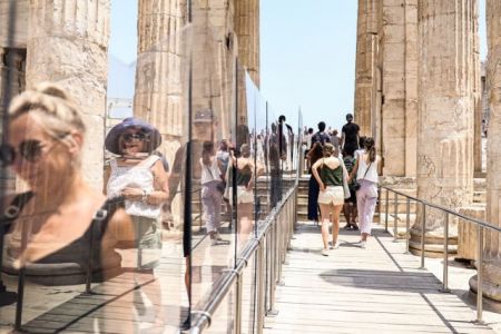 Τουρισμός: Διασημότητες και τουρίστες κατακλύζουν την Ελλάδα – Ο χειμώνας όμως θα είναι δύσκολος