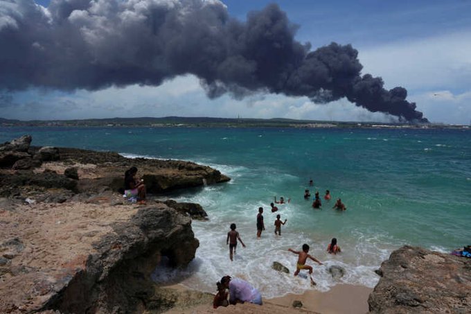 Κούβα: Φωτιά σε πετρελαϊκές εγκαταστάσεις – Ενας νεκρός, 17 πυροσβέστες αγνοούμενοι