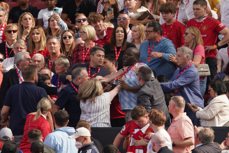 Απίστευτο: Οπαδοί της Γιουνάιτεντ πιάστηκαν από τον λαιμό την ώρα αγώνα!