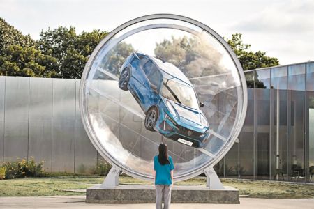 Εργο τέχνης στο Μουσείο Louvre-Lens το νέο Peugeot 408