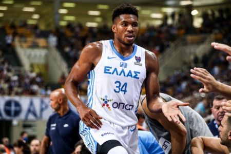 Τα τρίποντα του Greek Freak στα παρκέ και στον ρατσισμό