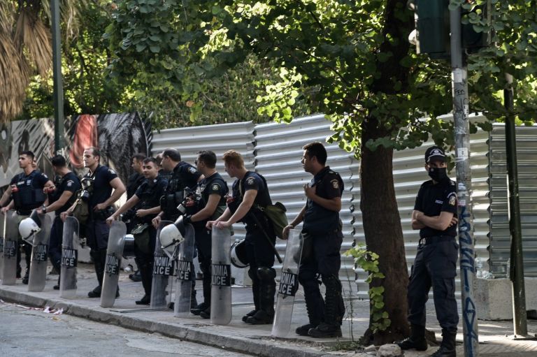 Εξάρχεια: Νέα ένταση στην περιοχή – Προσαγωγές από την αστυνομία σε συγκέντρωση για το μετρό | tovima.gr