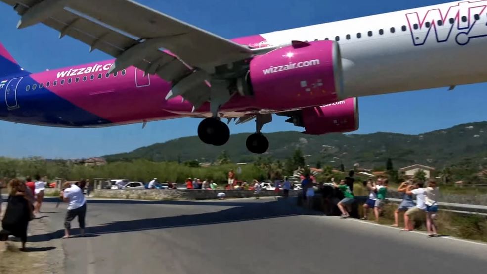 Σκιάθος: Τρομακτική προσγείωση αεροπλάνου – Μια ανάσα πάνω από τον κόσμο