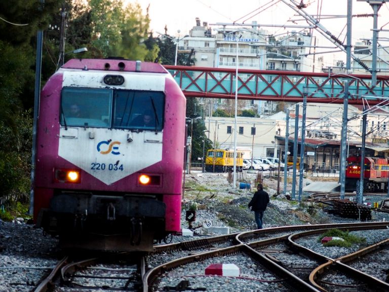 Τραγωδία στη Δράμα: Τρεις μετανάστες παρασύρθηκαν από τρένο | tovima.gr