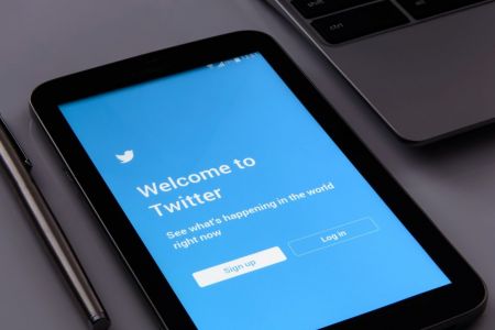 Twitter: Ρυθμίσεις κατά των fake news εν όψει των ενδιάμεσων εκλογών στις ΗΠΑ