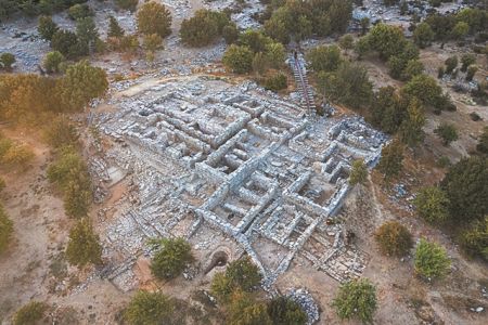 Στα άδυτα της Ζωμίνθου
