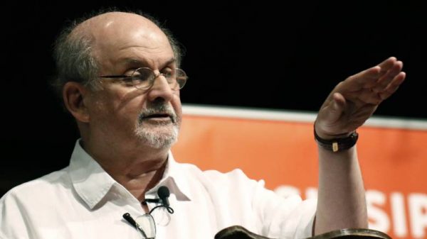 Lo scrittore Salman Rushdie accoltellato a New York – Notizie – notizie