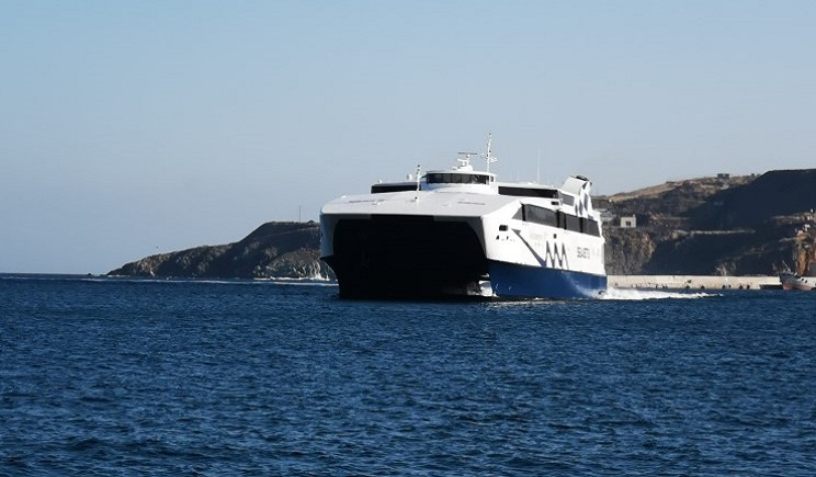 Με μειωμένη ταχύτητα επιστρέφει πλοίο από τις Κυκλάδες στον Πειραιά | tovima.gr