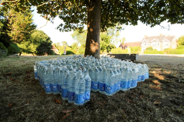 Βρετανία: Αδειάζουν τα ράφια των σουπερμάρκετ από νερό – Τρόμος λόγω της ξηρασίας | tovima.gr