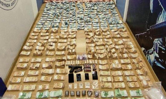 Πρώην παίκτης ριάλιτι ο άντρας που μπούκαρε σε κατάσταση αμόκ στο Εφετείο – Είχε μαζί του 1,2 εκατ. ευρώ