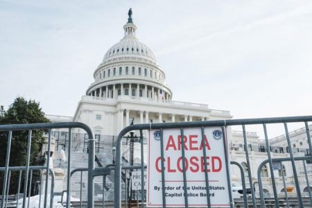 ΗΠΑ: Άνδρας έπεσε με το αυτοκίνητό του σε οδόφραγμα στο Καπιτώλιο