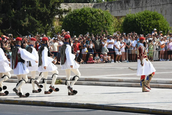 Πάνω από 1.000 τουρίστες στην αλλαγή της Προεδρικής Φρουράς | tovima.gr