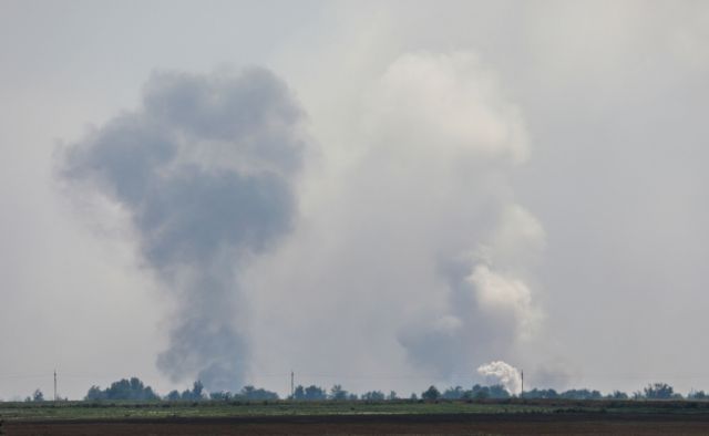Ουκρανία: Πυρκαγιά και έκρηξη πυρομαχικών σε ρωσική βάση στην Κριμαία | tovima.gr
