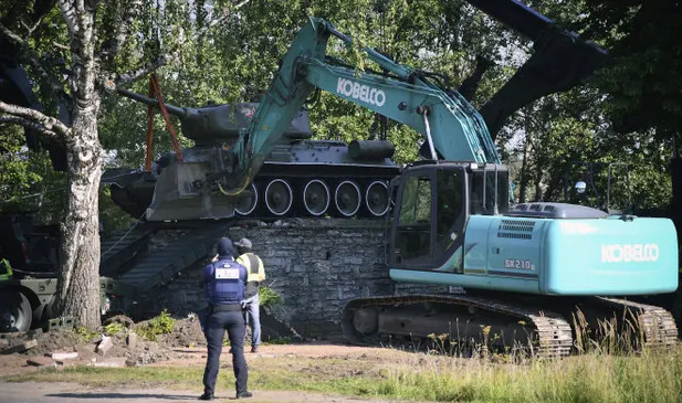 Αποκαθηλώνονται τα μνημεία της σοβιετικής εποχής στην Εσθονία | tovima.gr