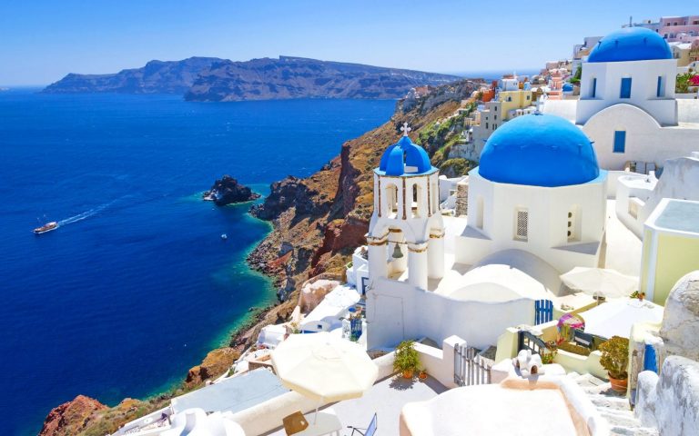 DW: Πανάκριβη η Ελλάδα για τους Έλληνες τουρίστες
