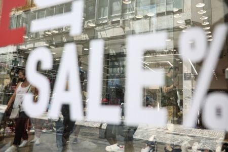 Χαμηλές πτήσεις για τις θερινές εκπτώσεις