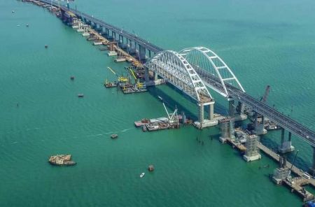 Ουκρανία: Απειλεί να κατεδαφίσει τη γέφυρα του Κερτς που συνδέει την Ρωσία με την Κριμαία