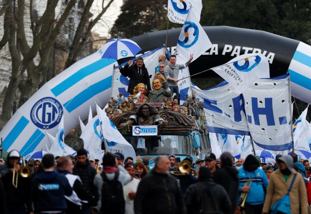 Αργεντινή: Χιλιάδες διαδηλωτές ζητούν αυξήσεις μισθών και μέτρα κατά του πληθωρισμού | tovima.gr