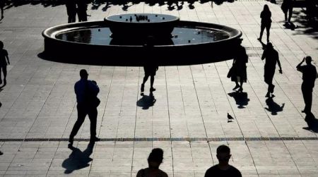 Η κοινωνία χρειάζεται στήριξη – και αυτό δεν είναι «παροχολογία»