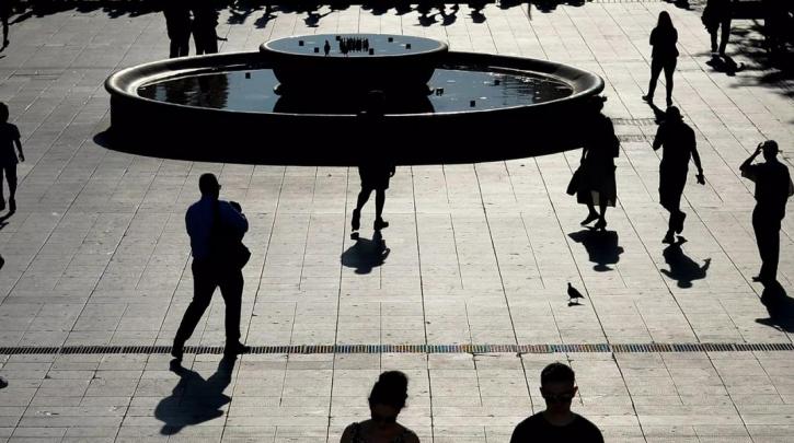 Η κοινωνία χρειάζεται στήριξη – και αυτό δεν είναι «παροχολογία»