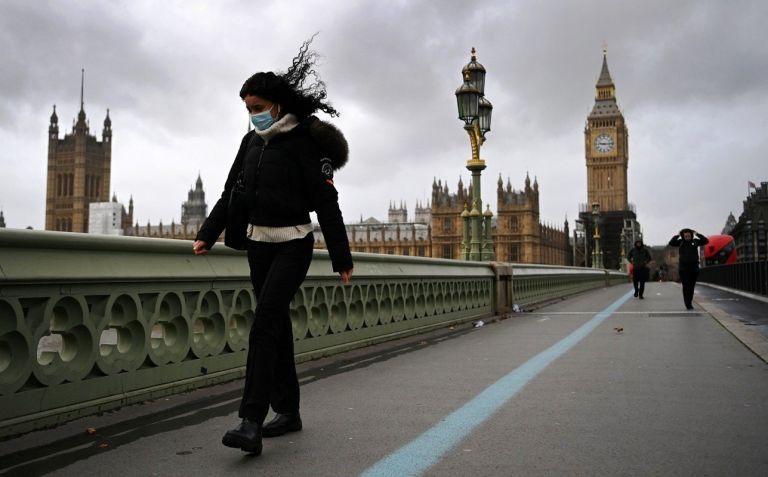 Βρετανία: Φόβοι για χειμώνα ακόμη και με θανάτους από κρύο – Τι λέει ο επικεφαλής του Συστήματος Υγείας | tovima.gr