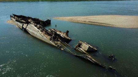 Ξηρασία – Σερβία: Τα απομεινάρια πλοίων του Β’ Π.Π. ξεπρόβαλαν από τα νερά του Δούναβη