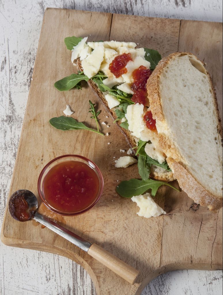 Σάντουιτς με Σαν Μιχάλη και μαρμελάδα ντομάτας