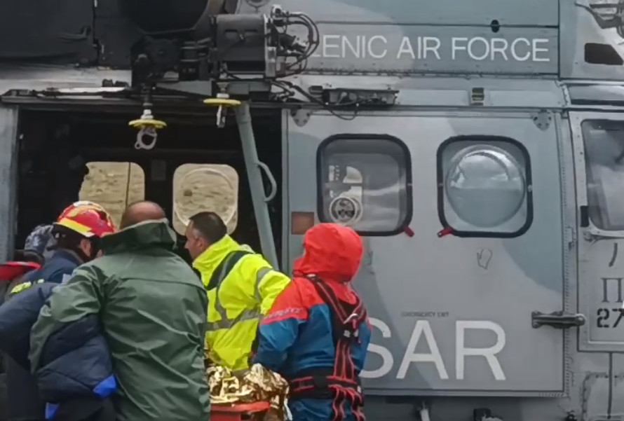 Δράμα: Πώς συνέβη η τραγωδία με τον νεκρό αθλητή από κεραυνό – Η στιγμή που ελικόπτερο παραλαμβάνει τη σορό