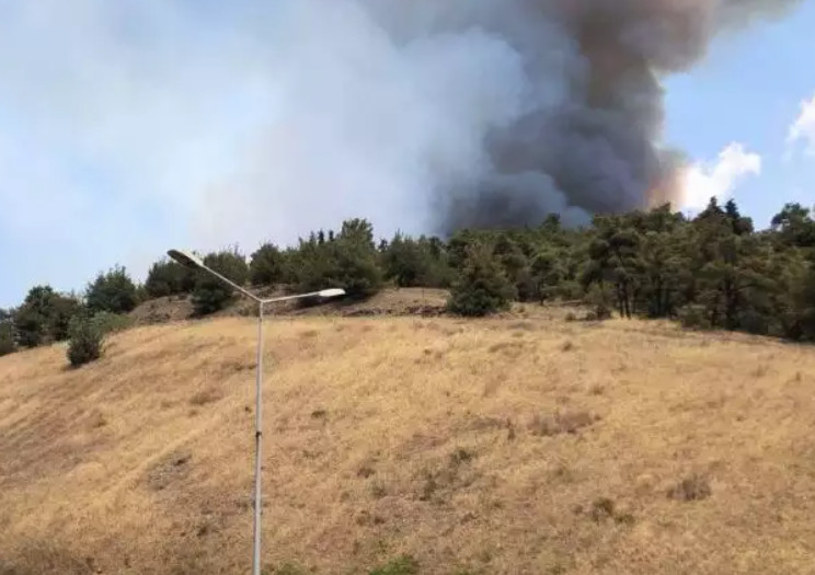 Φωτιά στους πρόποδες του Σειχ Σου – Μεγάλη κινητοποίηση από την πυροσβεστική