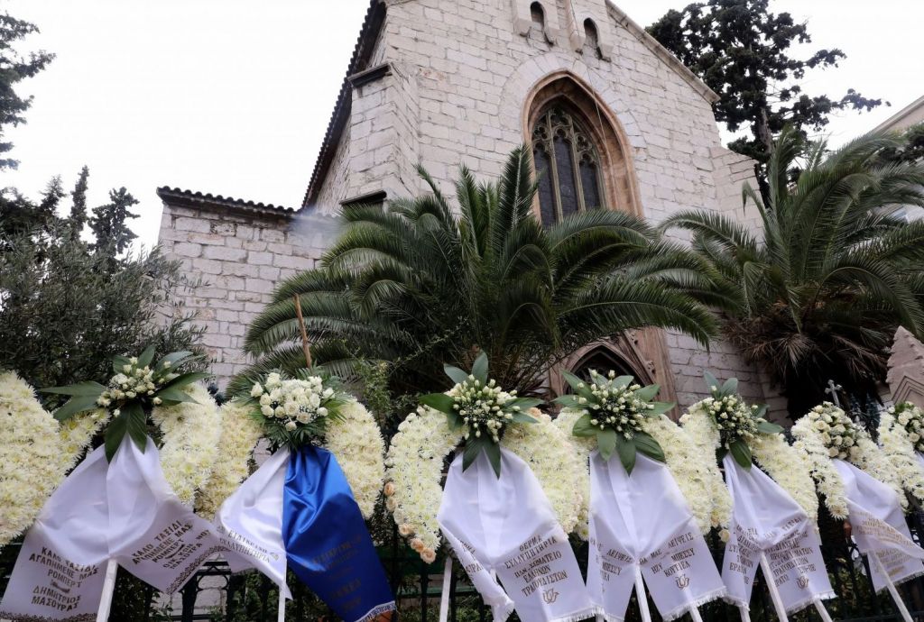 Ρόμπερτ Ουίλιαμς: Θλίψη στο ύστατο «χαίρε» – Ντυμένη στα λευκά η κόρη του