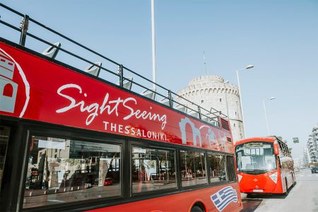 Two hundred and fifty thousand tourists used red buses to tour Thessaloniki