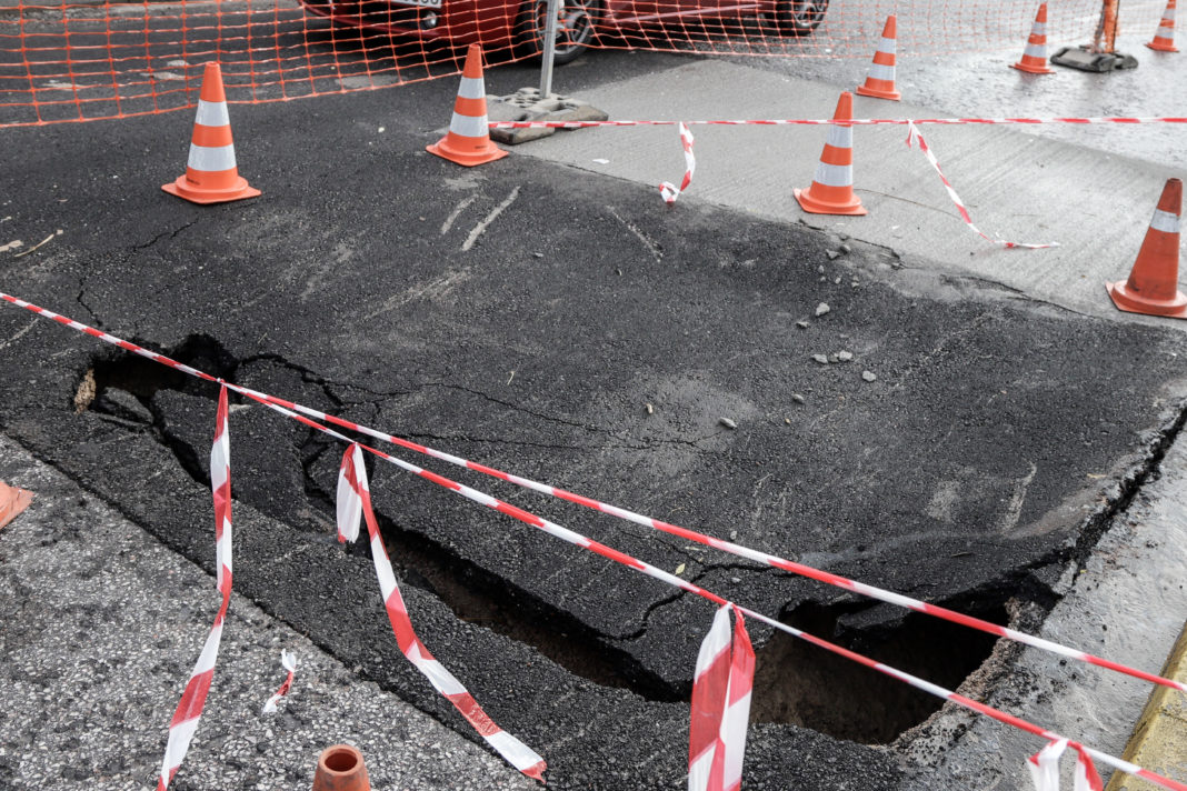 Κακοκαιρία: Καθίζηση οδοστρώματος σε Κερατσίνι και Γκάζι