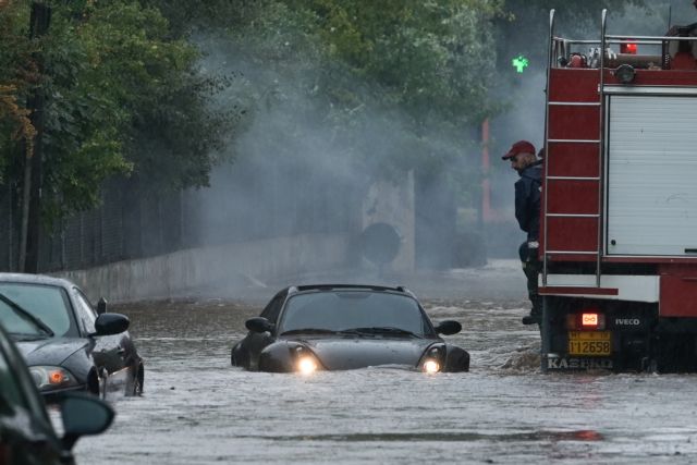 Κακοκαιρία: Πλημμυρισμένα ΙΧ στην Αττική – Απεγκλωβισμοί οδηγών και δεκάδες κλήσεις
