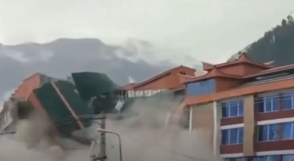 Εικόνες βιβλικής καταστροφής στο Πακιστάν – Εκατοντάδες νεκροί από τις πλημμύρες