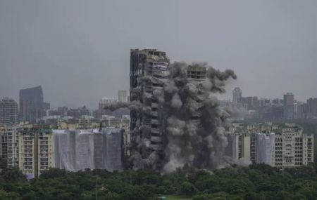 Ινδία: Κατεδαφίζονται παράνομοι ουρανοξύστες – Χιλιάδες άνθρωποι απομακρύνονται από τα σπίτια τους