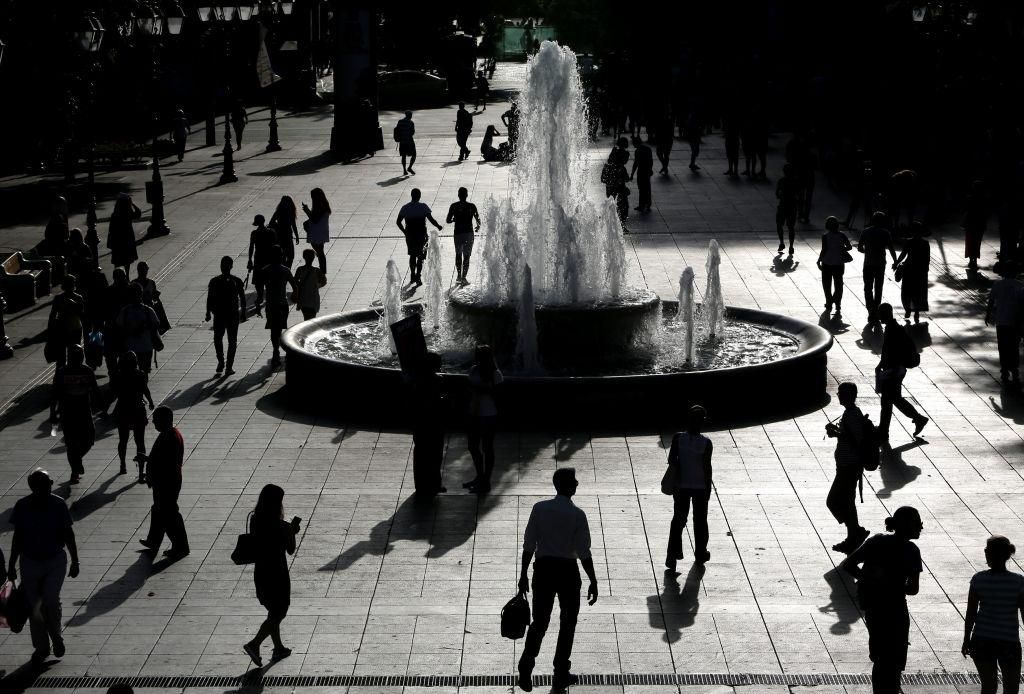 Η αγωνία της κοινωνίας και τα παιχνίδια της πολιτικής σκηνής