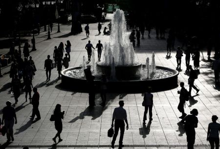 Η αγωνία της κοινωνίας και τα παιχνίδια της πολιτικής σκηνής