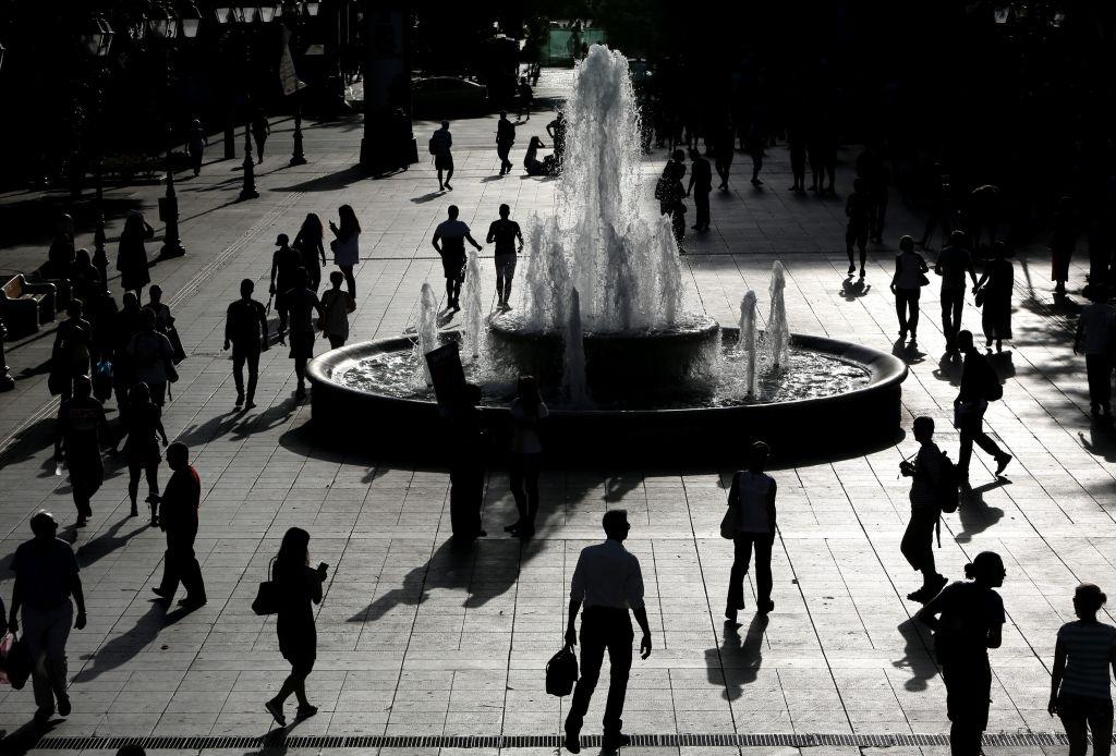 Η αγωνία της κοινωνίας και τα παιχνίδια της πολιτικής σκηνής