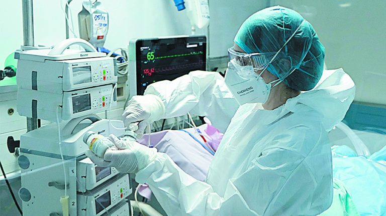 Ολες οι λοιμώξεις COVID-19 οφείλονται σε «κοκτέιλ» παραλλαγών