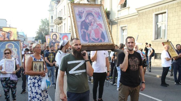 Σερβία: Λιτανεία κατά του EuroPride με σταυρούς, εικόνες και φωτογραφίες του Πούτιν | tovima.gr