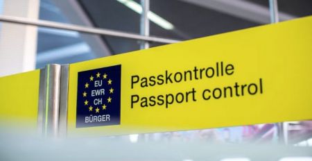 ΕΕ: Αναστέλλει τη συμφωνία με τη Ρωσία για την ταξιδιωτική βίζα