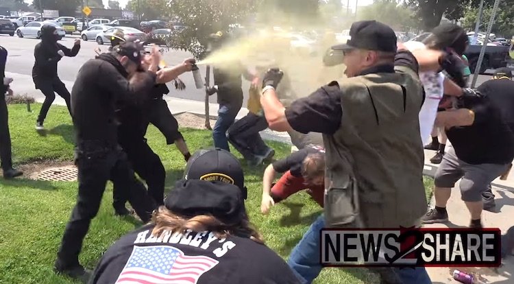 «Straight Pride» ακροδεξιών στην Καλιφόρνια: Η αστυνομία στράφηκε κατά ΛΟΑΤΚΙ+ διαδηλωτών