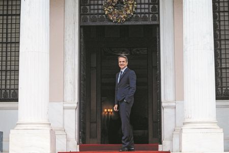 Παγιδευμένο στις αντιφάσεις το Μαξίμου