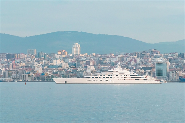 Mega yachts, ελικόπτερα, Riva και οι μηχανές στο κόκκινο